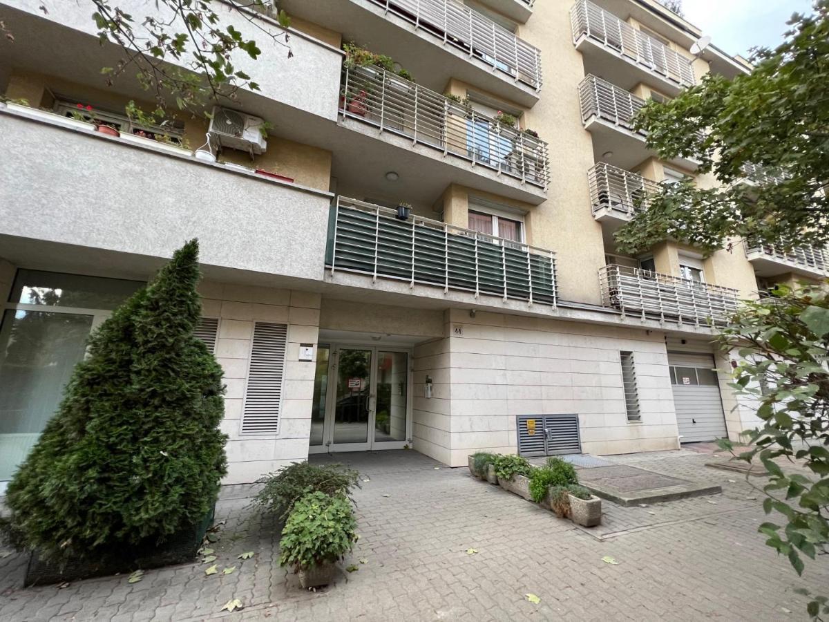Center Budget Inside Free Parking Self Check-in Free Streaming Ac Balcony Apartment