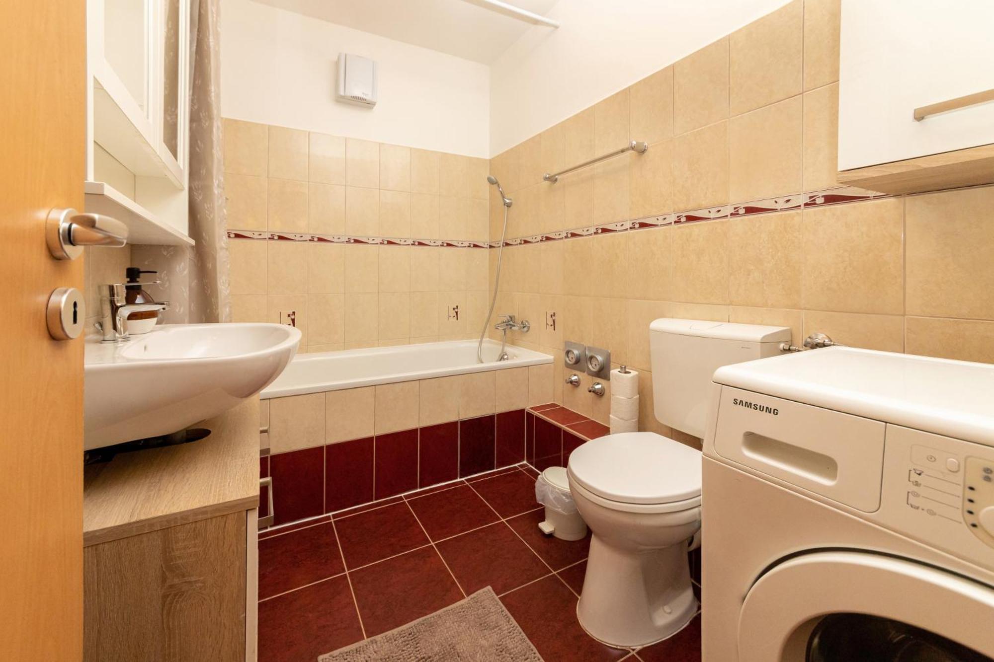 Apartament Center Budget Inside Free Parking Self Check-in Free Streaming Ac Balcony *